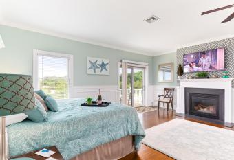 The Beacon Waterfront Inn has Balcony rooms