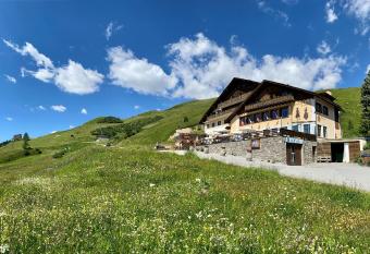 Hotel Salastrains has Balcony rooms
