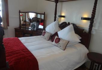 Central Hotel Guest House has rooms with a private hot tub