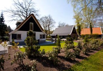EuroParcs De Hooge Veluwe has Balcony rooms