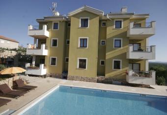 Apartments Salati   has rooms with a private hot tub