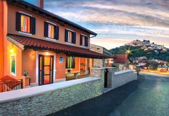 Guest House Nena has Balcony rooms