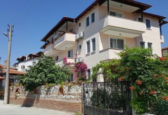 Karya Apartments has Balcony rooms