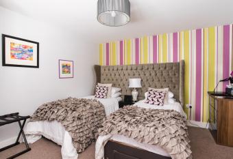 Maes Bach Boutique GUEST HOUSE TOWN CENTRE allows 18 year olds to book a room