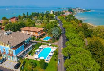 Hotel Suisse has Balcony rooms