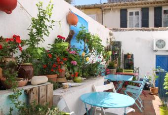 Au Petit chez Soi allows 18 year olds to book a room