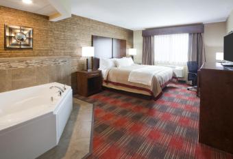GrandStay Hotel & Suites Tea / Sioux Falls has rooms with a private hot tub