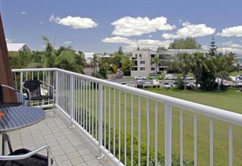 Main Beach Apartments has Balcony rooms