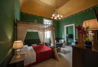 La Dimora Delle Rondini has rooms with a private hot tub