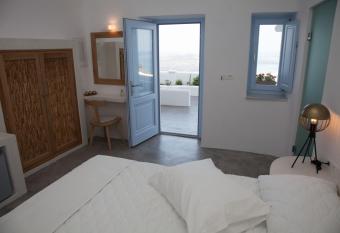 Fanari Vista Suites has rooms with a private hot tub