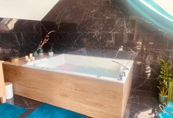 Ferme  has rooms with a private hot tub