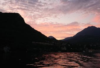 Villa Primula has rooms with a private hot tub