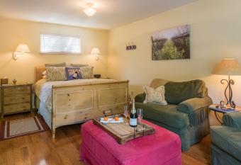 Aurora Park Cottages has Balcony rooms