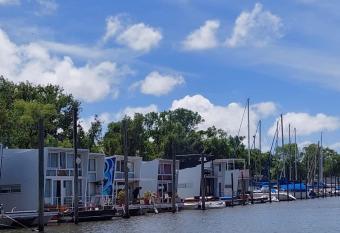 Paraiso Flotante allows 18 year olds to book a room