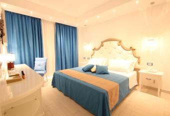 Ludwig Boutique Hotel & Spa has rooms with a private hot tub