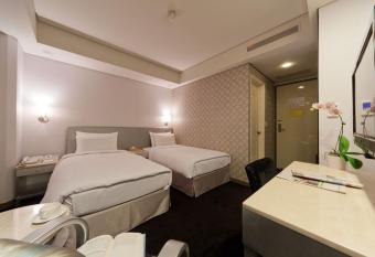 Harbor View Hotel allows 18 year olds to book a room