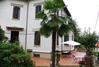 Villa Puccini has Balcony rooms