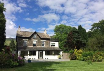 Lake View Country House has rooms with a private hot tub