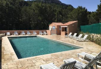 Camping Aux Portes De Cassis allows 18 year olds to book a room