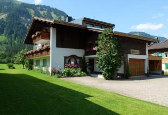 Haus Oberhauser has Balcony rooms