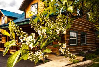 Dodge Peak Lodge has rooms with a private hot tub