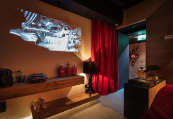 Zrooms&Suites Hostel Boutique allows 18 year olds to book a room