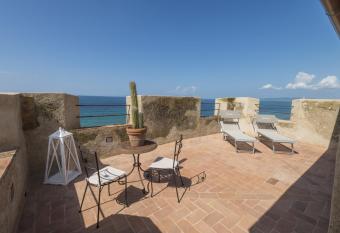 Relais Torre Mozza - Dimora d  Epoca has rooms with a private hot tub