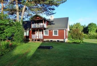 S  rve Holiday Home has Balcony rooms