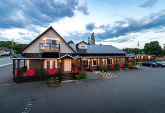 Auberge Am  rilys allows 18 year olds to book a room