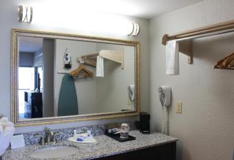 Best Western Kent Narrows Inn has rooms with a private hot tub