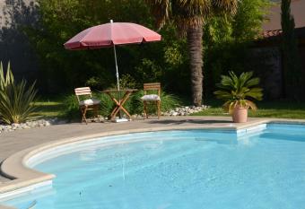 Chambre D h  tes Et Spa allows 18 year olds to book a room