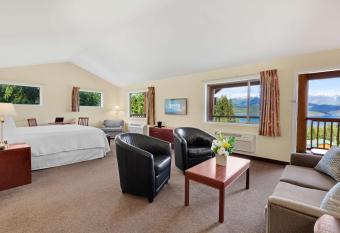 Kootenay Lakeview Resort BW Signature Collection has rooms with a private hot tub