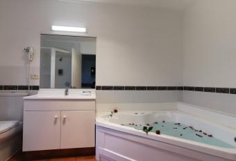 Great Lake Motel Taupo has rooms with a private hot tub