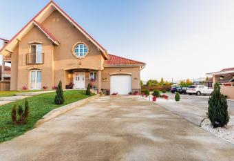 Casa Iulia has Balcony rooms