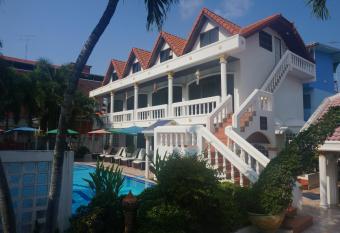 Villa Oranje Pattaya allows 18 year olds to book a room