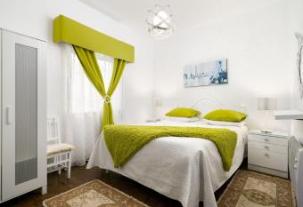 Casa Morais allows 18 year olds to book a room