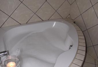 Njala Guest House has rooms with a private hot tub