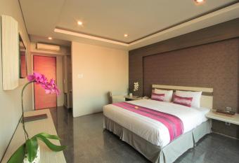 Transera Kamini Legian Hotel has Balcony rooms