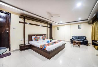 FabHotel Royal Residency Lakdikapul allows 18 year olds to book a room
