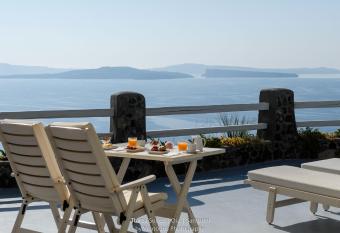 Thirea Suites has rooms with a private hot tub