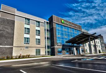 Holiday Inn Express & Suites Vaudreuil-Dorion, an IHG Hotel allows 18 year olds to book a room