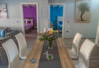 Leonidas House has Balcony rooms