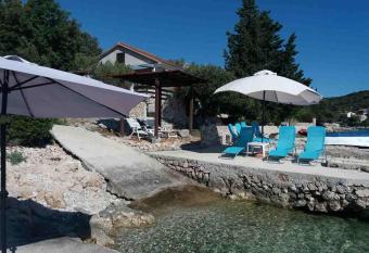 Villa Rose Ann has Smoking/Balcony rooms