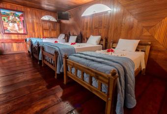 Hotel Cordoba has rooms with a private hot tub