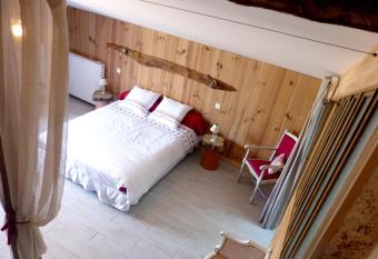 Le Jardin des Pierres Brunes has rooms with a private hot tub