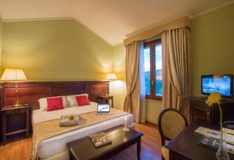 Country Hotel & Resort I Calanchi has rooms with a private hot tub