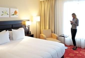 Hilton Garden Inn Bolingbrook I-55 has rooms with a private hot tub