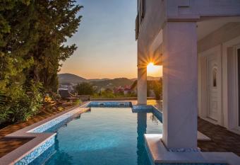 Villa Stella Adriatica has Balcony rooms