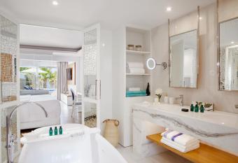 Minos Imperial Luxury Beach Resort & Spa Milatos has rooms with a private hot tub