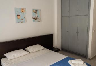 Polykratis Rooms has rooms with a private hot tub